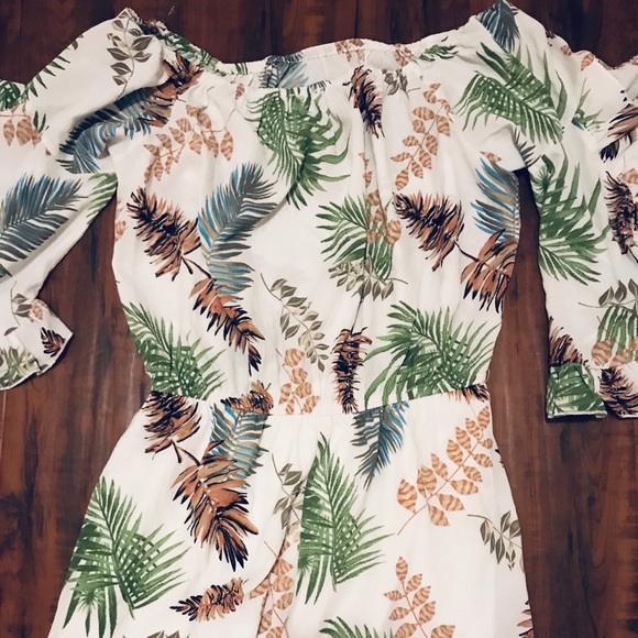 Gorgeous romper with flutter sleeves - Picture 3 of 4